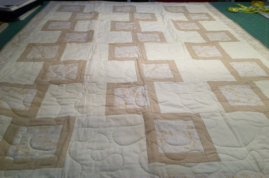 Quilt- Cream and roses size 421/2 X 541/2"